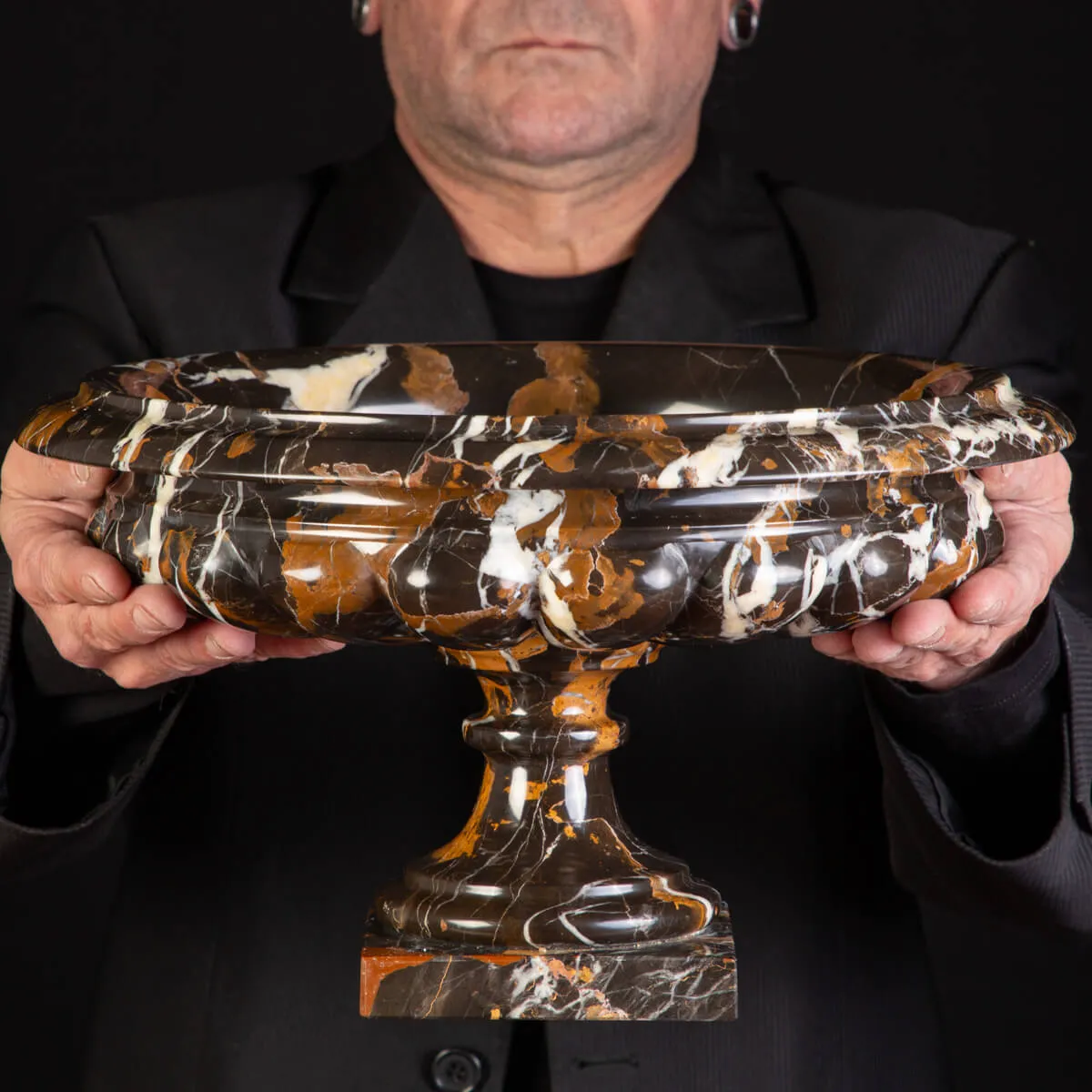 Vaso in Nero Michelangelo - Eleganza Intramontabile.