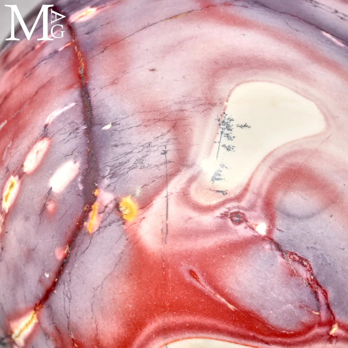 Sfera di Diaspro Mookaite Rosso con Macchie Gialle e Sfumature Biancastre.