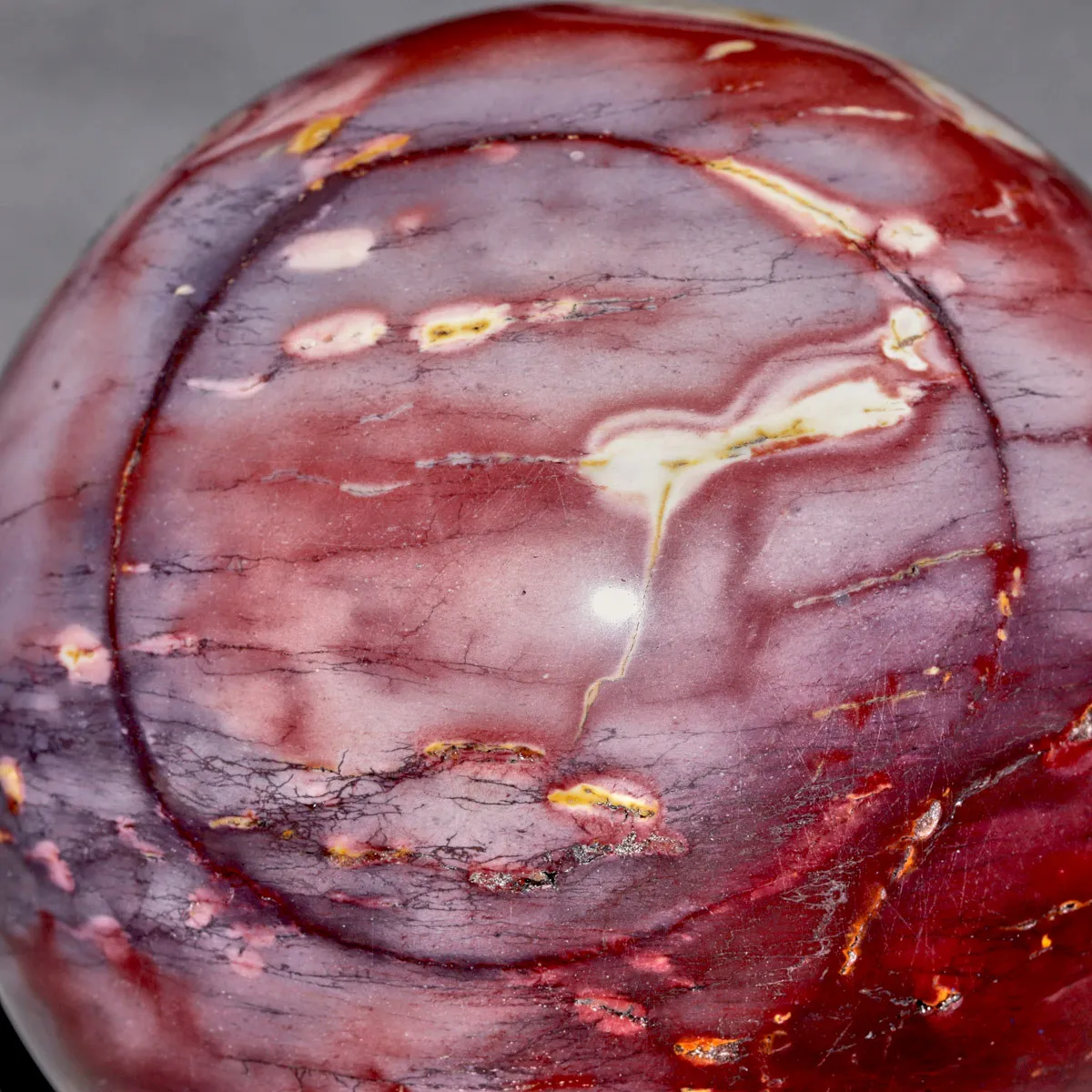 Sfera di Diaspro Mookaite Rosso con Macchie Gialle e Sfumature Biancastre.