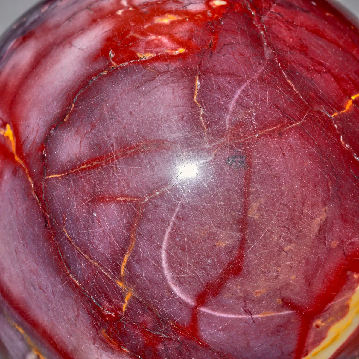 Sfera di Diaspro Mookaite Rosso con Macchie Gialle e Sfumature Biancastre.