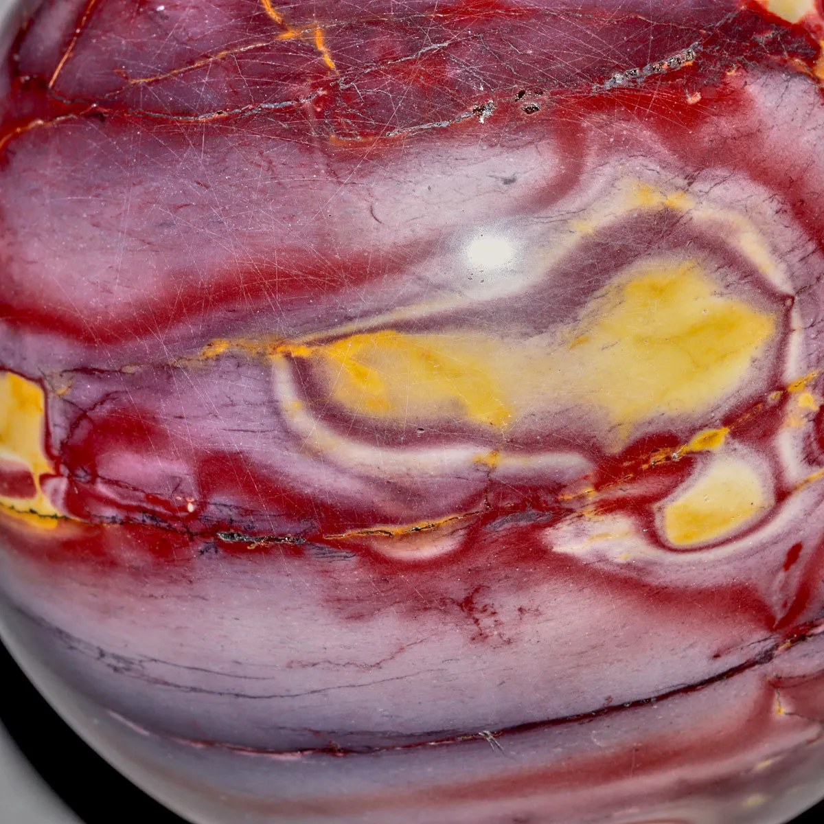 Sfera di Diaspro Mookaite Rosso con Macchie Gialle e Sfumature Biancastre.