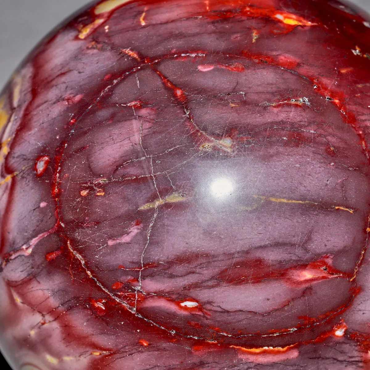 Sfera di Diaspro Mookaite Rosso con Macchie Gialle e Sfumature Biancastre.