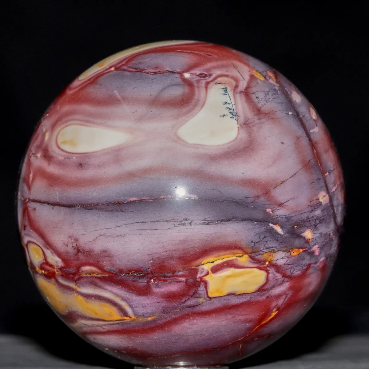 Sfera di Diaspro Mookaite Rosso con Macchie Gialle e Sfumature Biancastre.