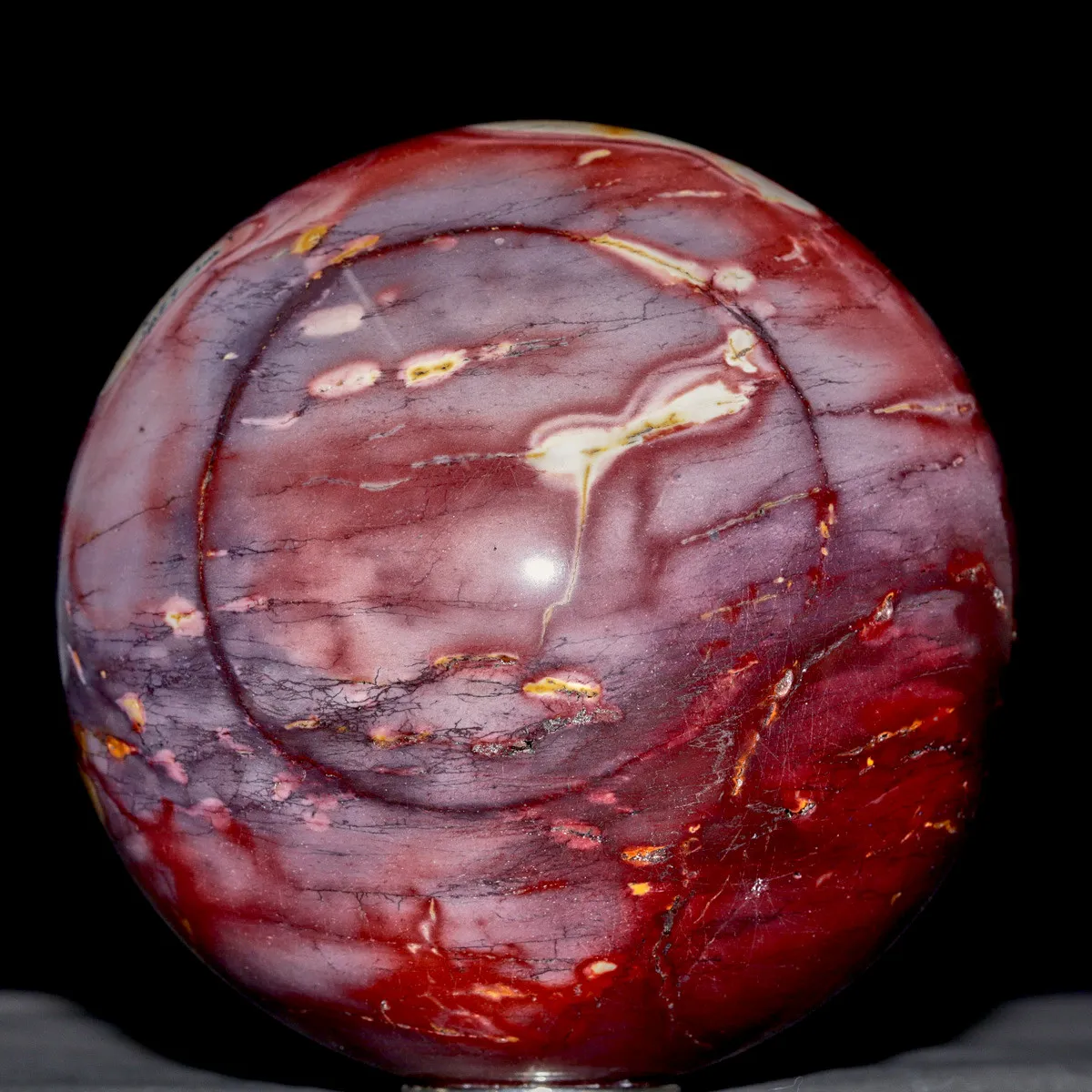 Sfera di Diaspro Mookaite Rosso con Macchie Gialle e Sfumature Biancastre.