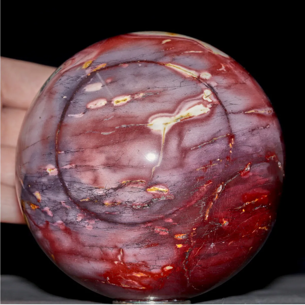 Sfera di Diaspro Mookaite Rosso con Macchie Gialle e Sfumature Biancastre.