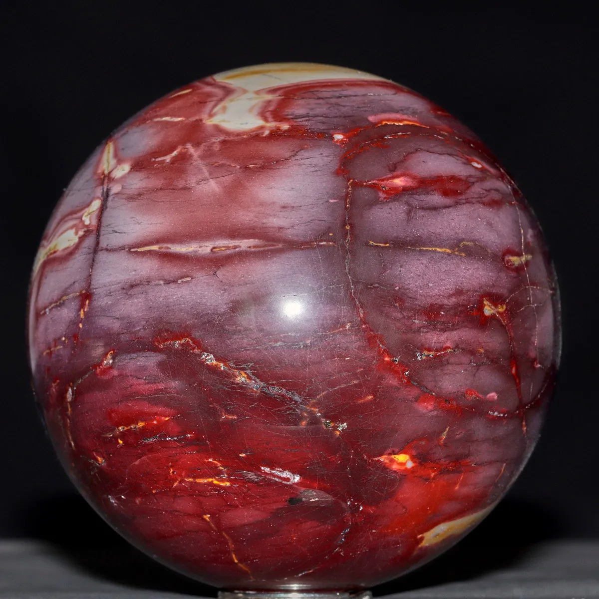 Sfera di Diaspro Mookaite Rosso con Macchie Gialle e Sfumature Biancastre.