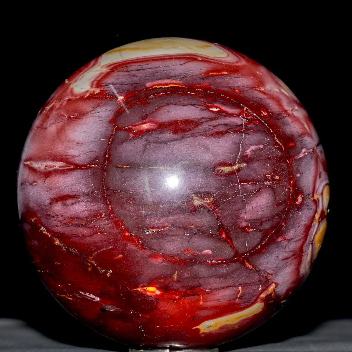 Sfera di Diaspro Mookaite Rosso con Macchie Gialle e Sfumature Biancastre.
