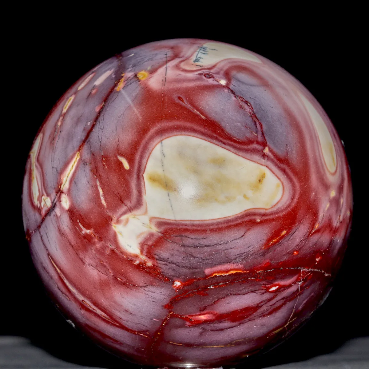 Sfera di Diaspro Mookaite Rosso con Macchie Gialle e Sfumature Biancastre.