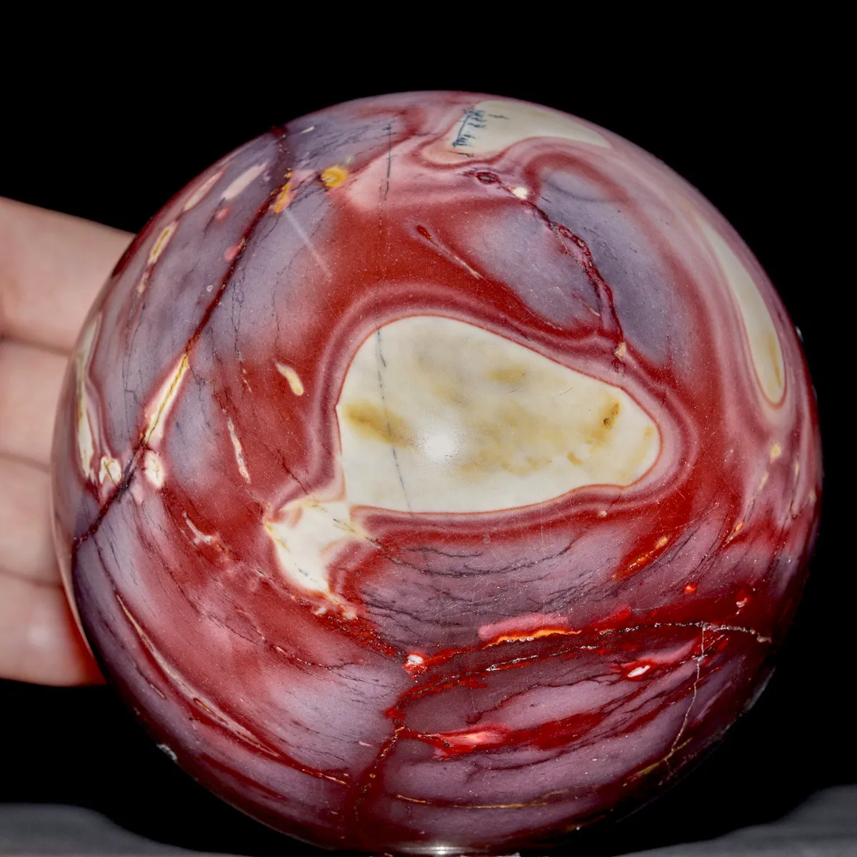 Sfera di Diaspro Mookaite Rosso con Macchie Gialle e Sfumature Biancastre.