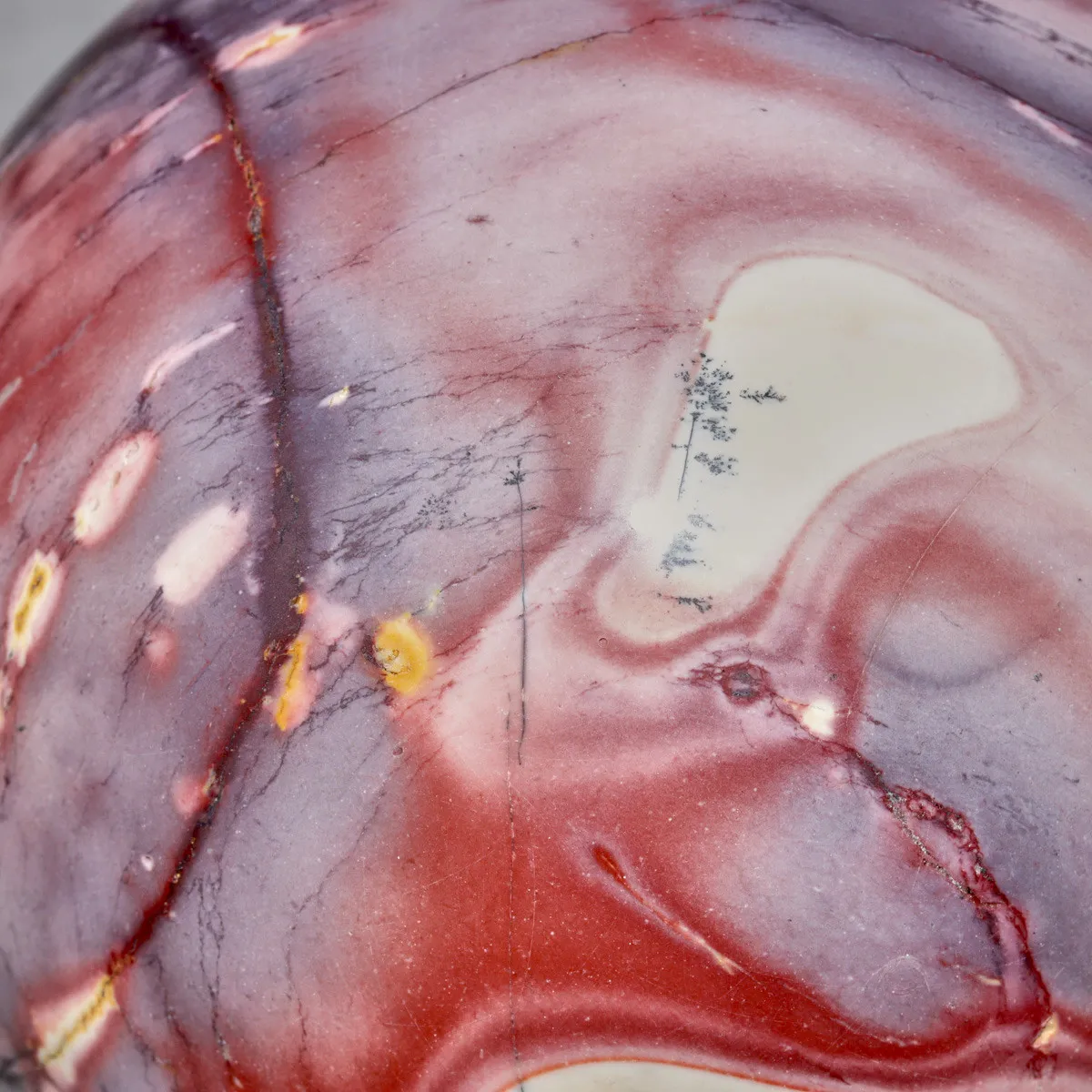 Sfera di Diaspro Mookaite Rosso con Macchie Gialle e Sfumature Biancastre.