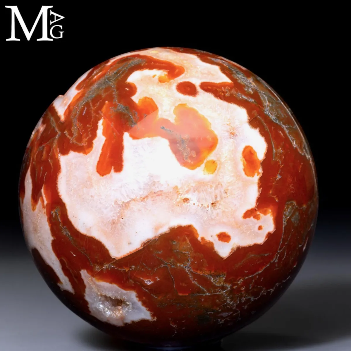 Sfera in Agata Muschiata Rossa con Cristallizzazioni di Quarzo.