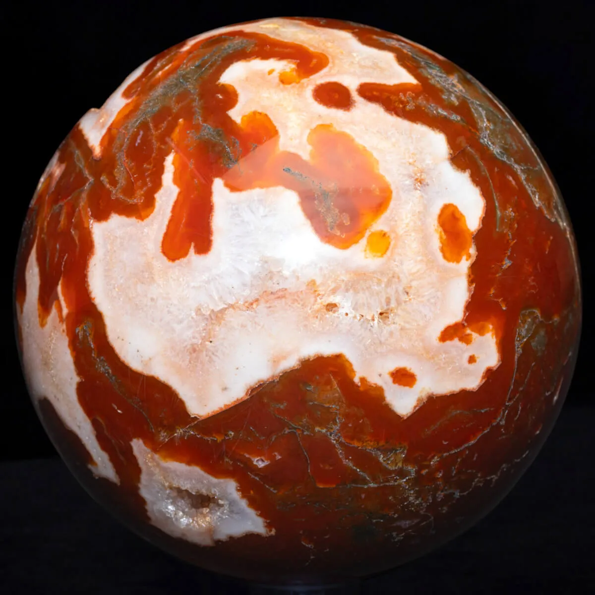 Sfera in Agata Muschiata Rossa con Cristallizzazioni di Quarzo.