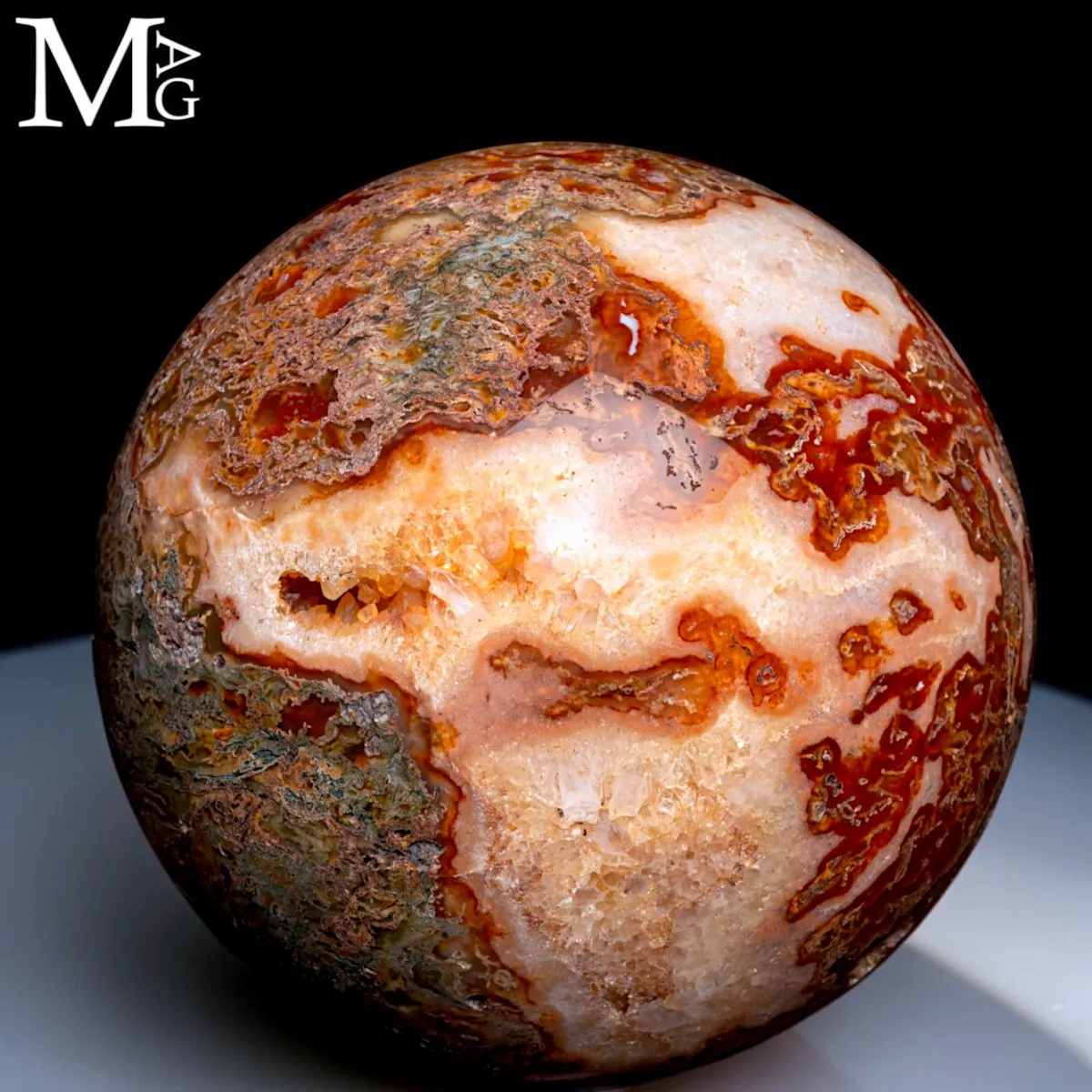 Sfera in Agata Muschiata con Cristalli di Quarzo.