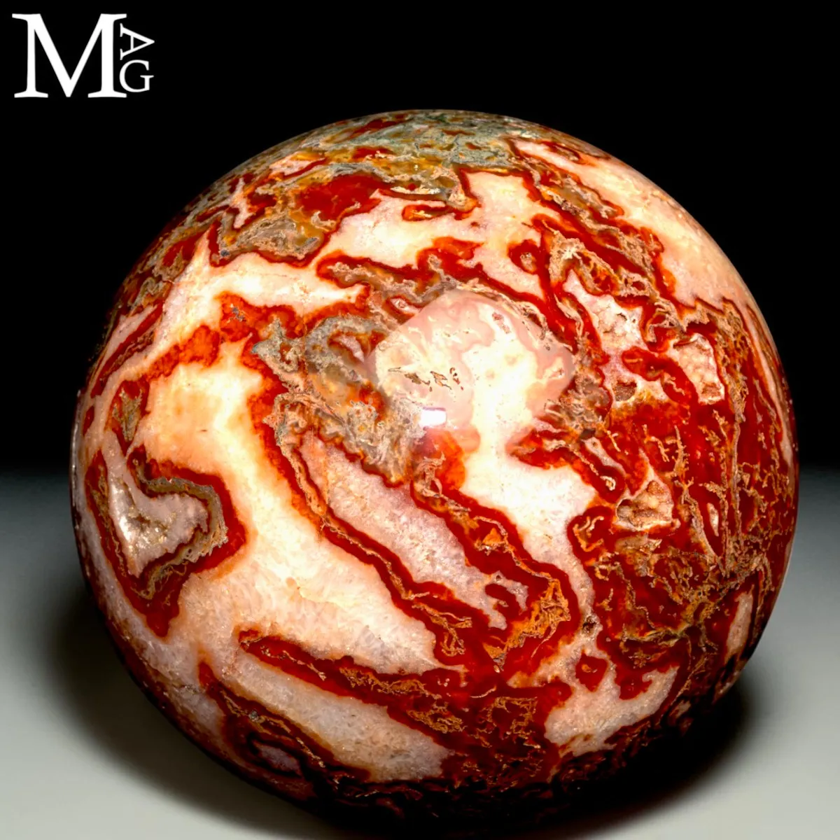 Sfera in Agata Muschiata con Cristalli di Quarzo.