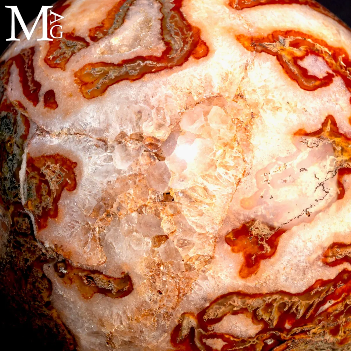 Sfera in Agata Muschiata con Cristalli di Quarzo.