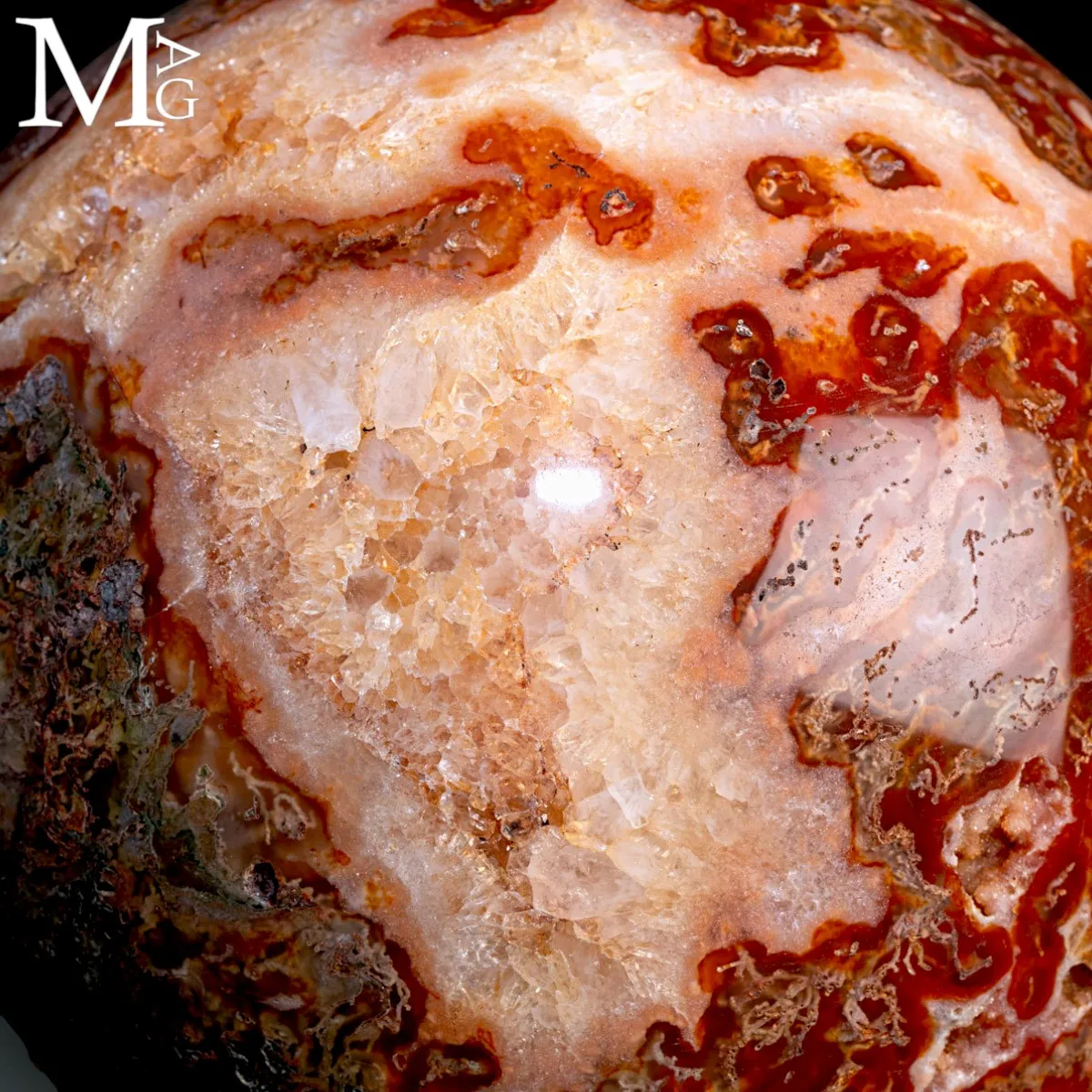 Sfera in Agata Muschiata con Cristalli di Quarzo.