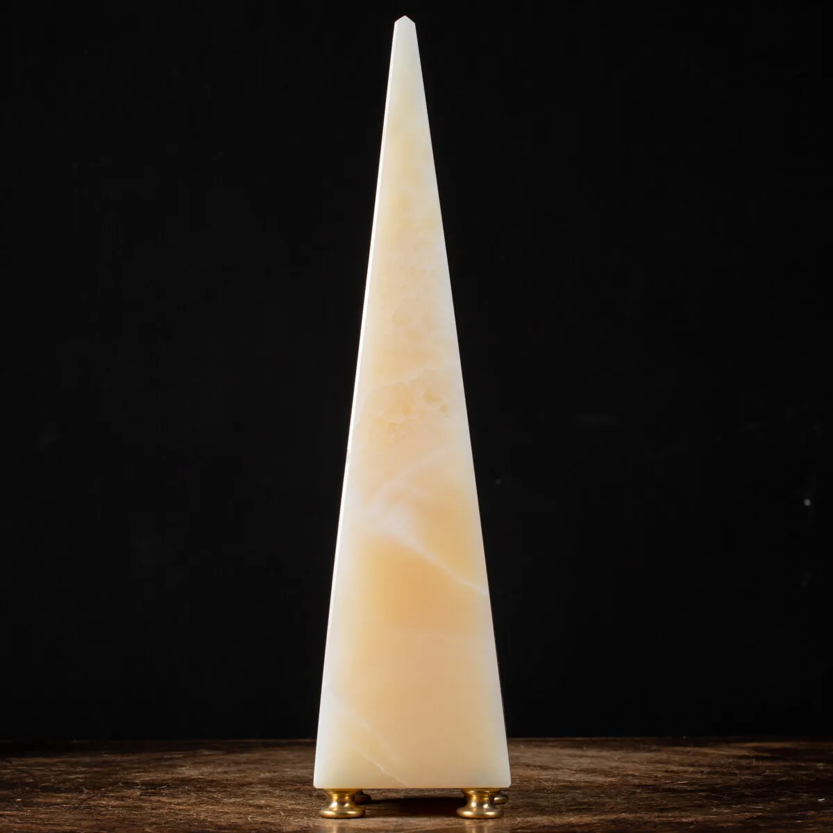 Obelisco in Onice Bianco