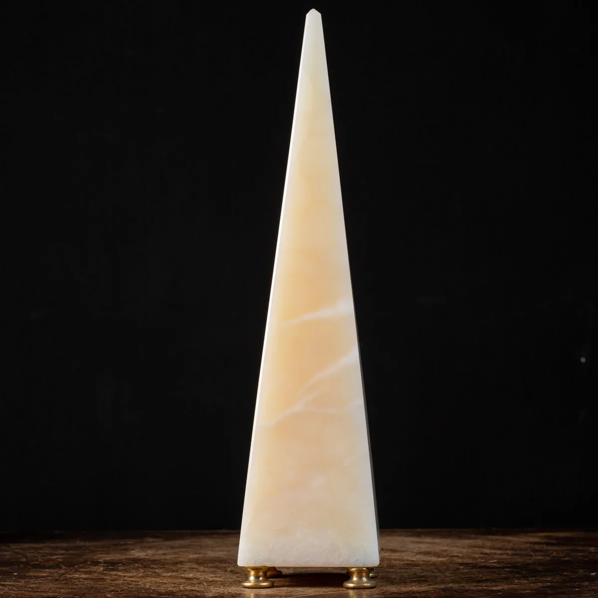 Obelisco in Onice Bianco