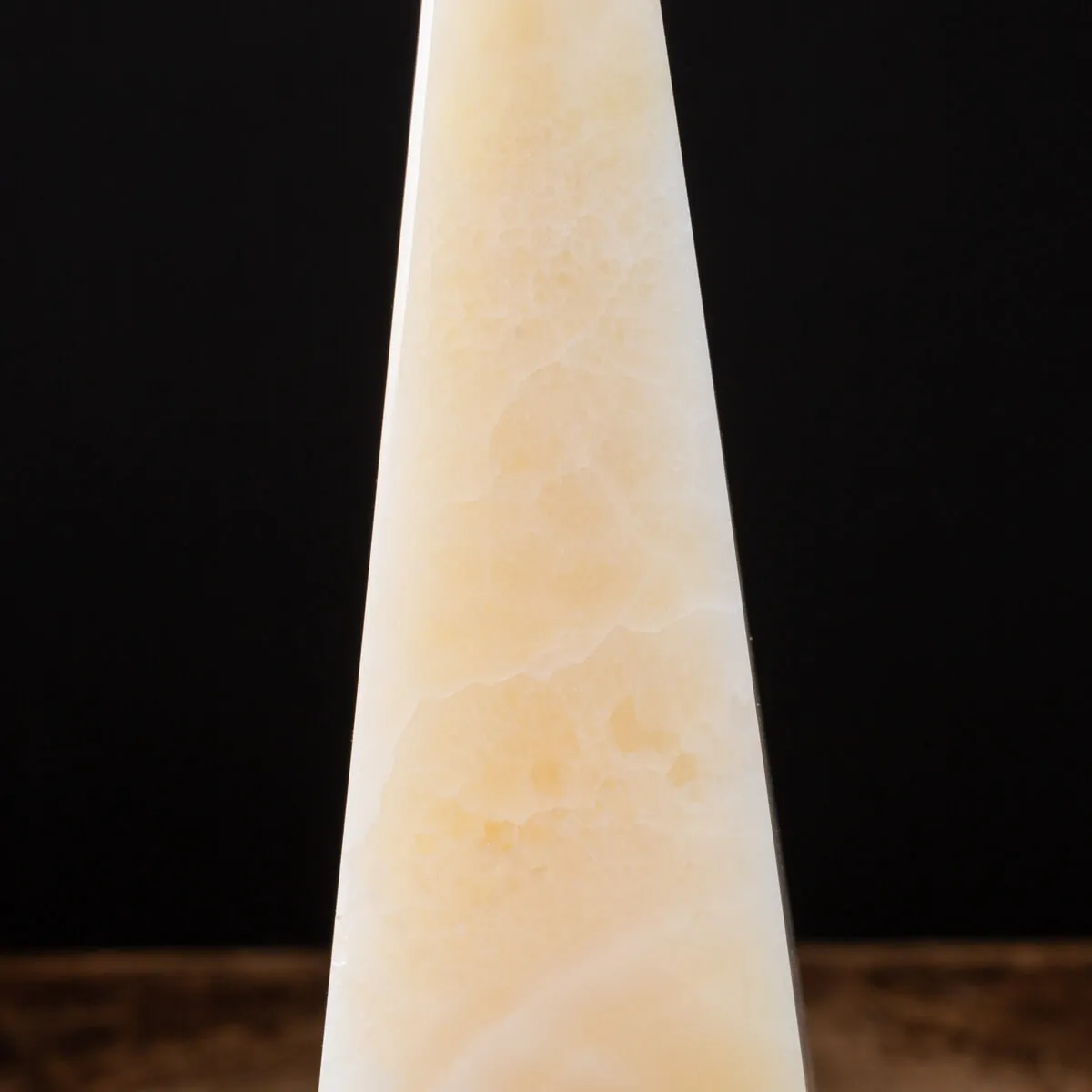 Obelisco in Onice Bianco