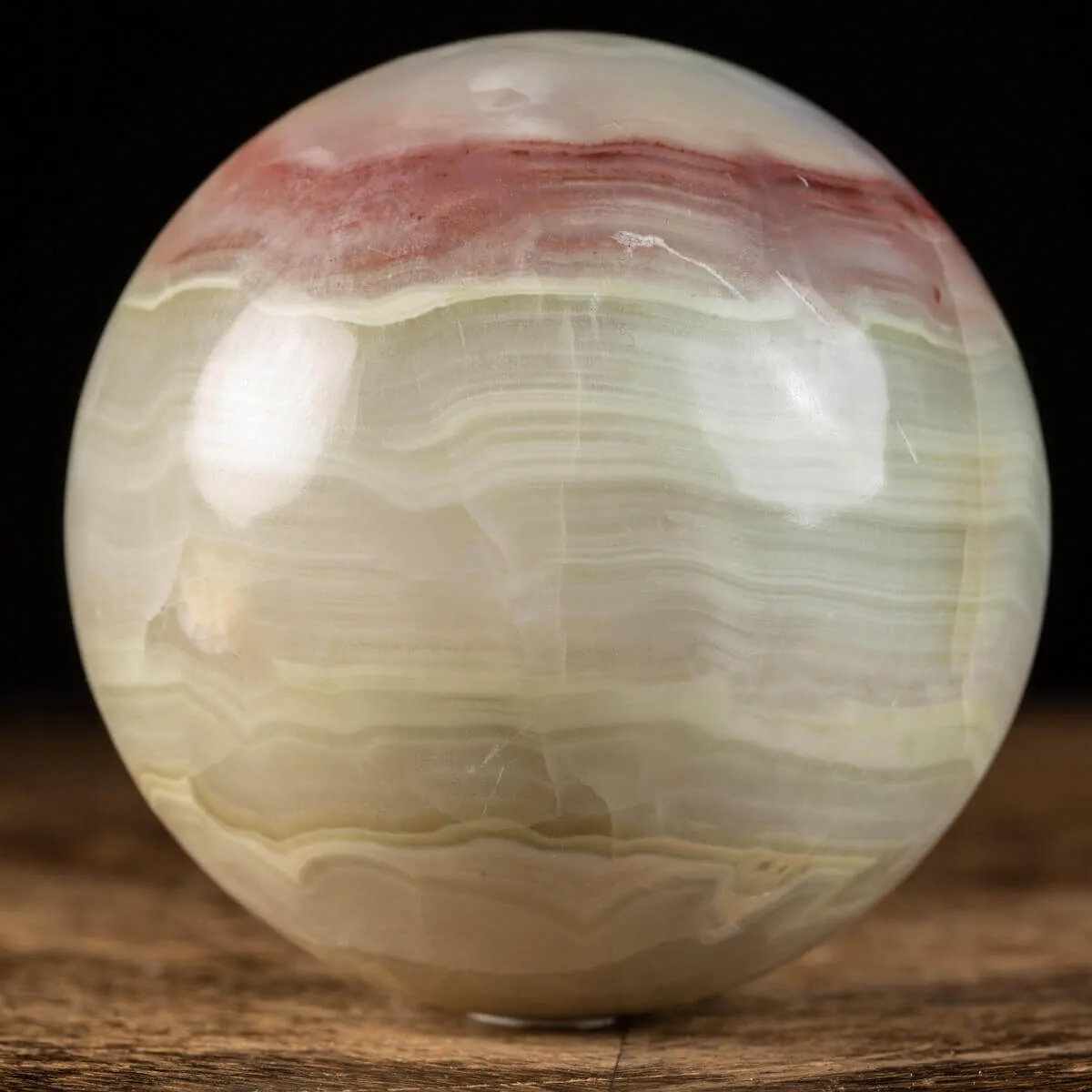 Sfera lucidata di onice verde.