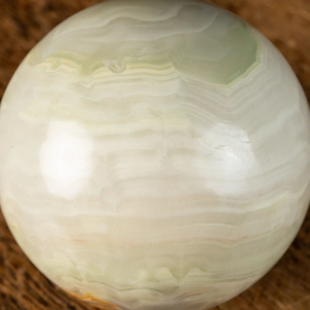 Sfera di onice verde con bande.