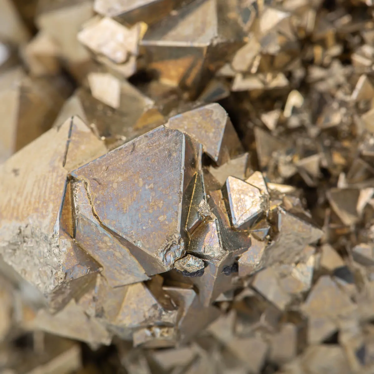 Pirite Piramidale di Huanzala: Geometria Unica.