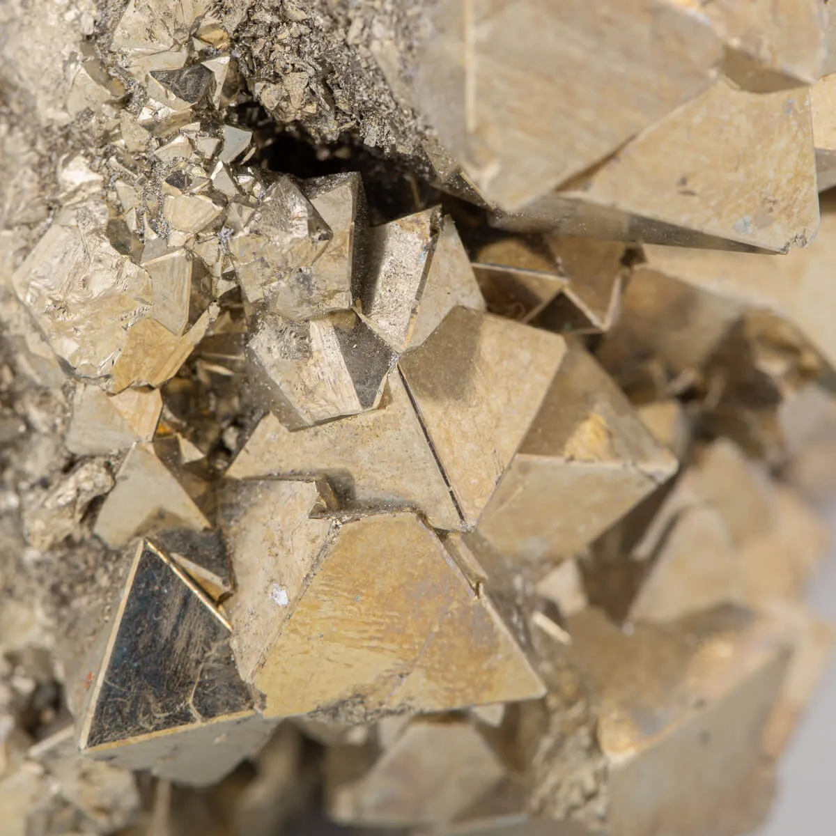 Pirite Piramidale di Huanzala: Geometria Unica.
