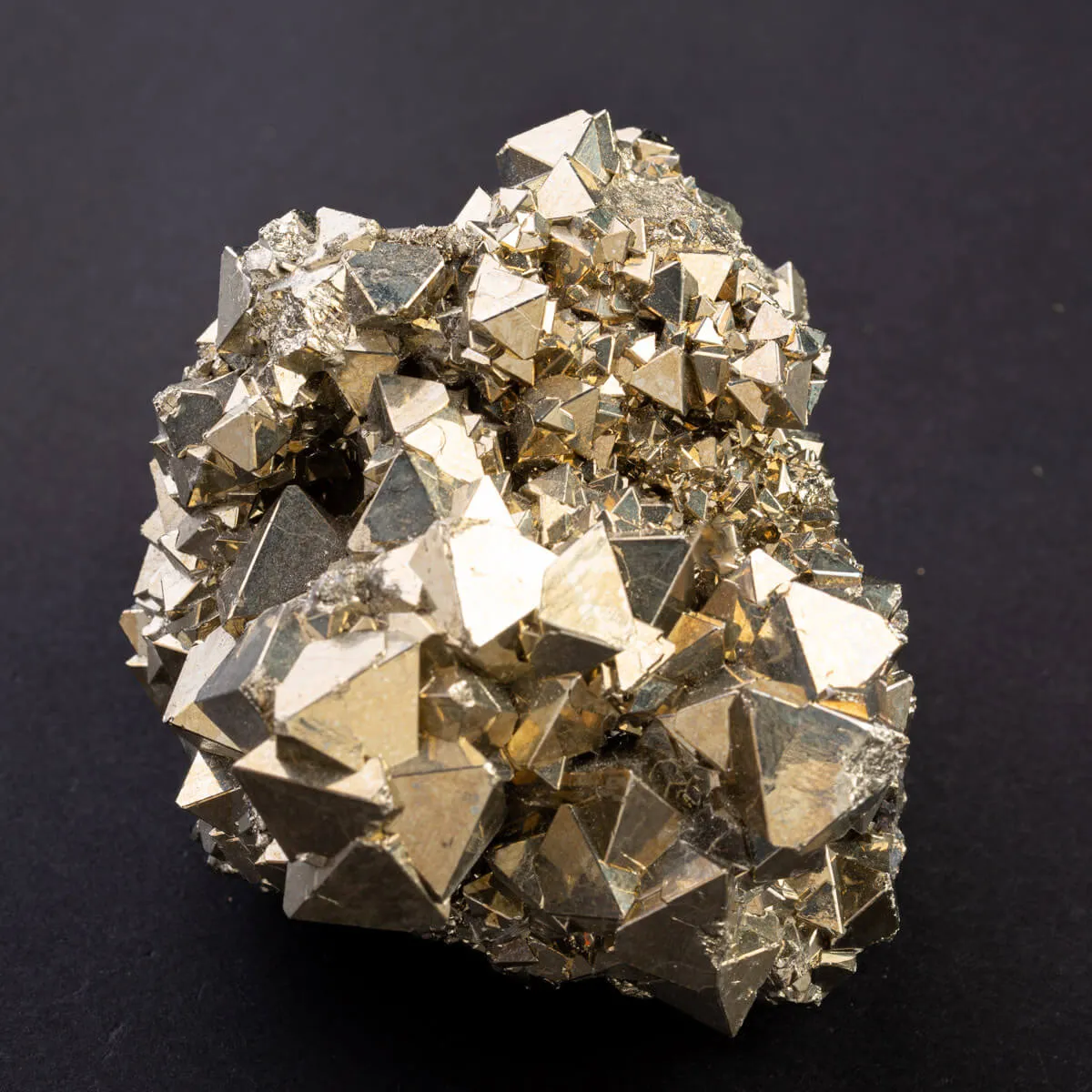 Pirite Piramidale di Huanzala: Geometria Unica.