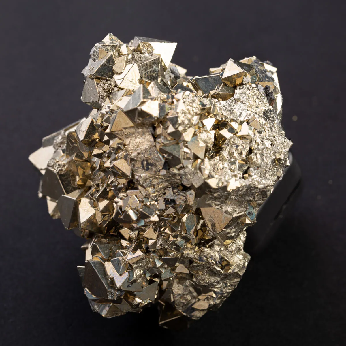 Pirite Piramidale di Huanzala: Geometria Unica.