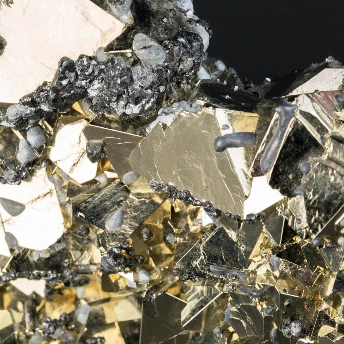 Cristalli di Pirite con Sfalerite