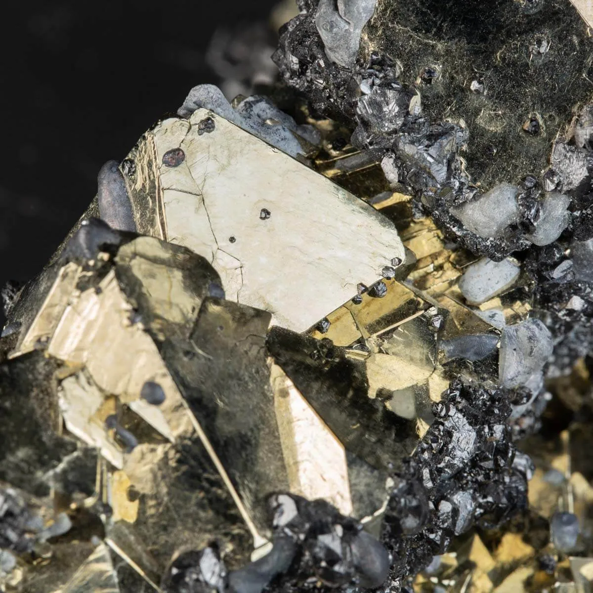 Cristalli di Pirite con Sfalerite