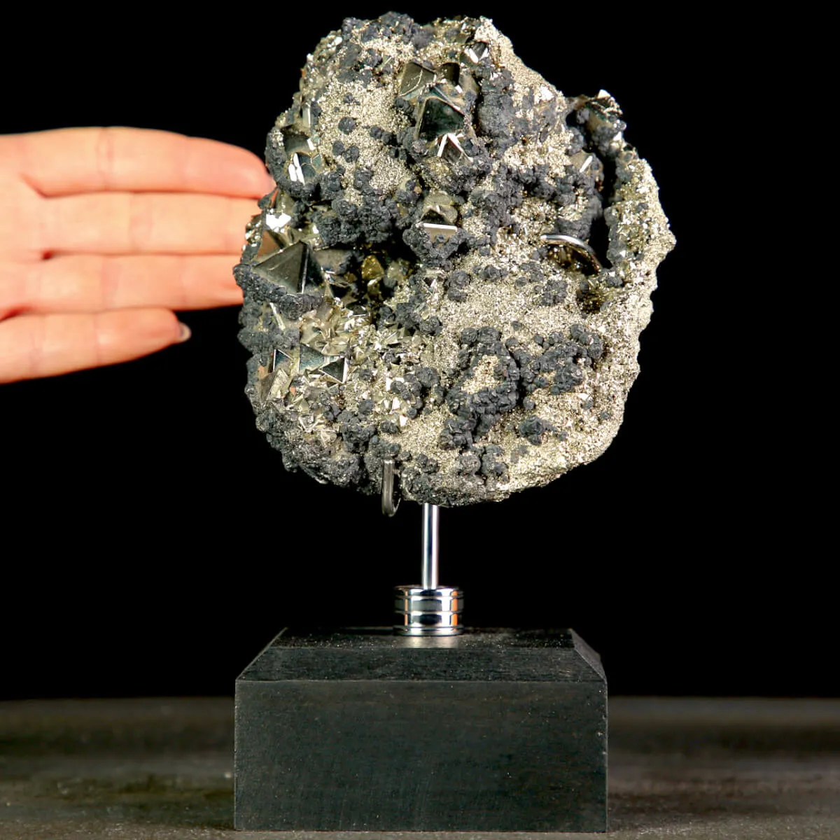 Pirite su matrice con cristalli piramidali – Miniera di Huanzala.