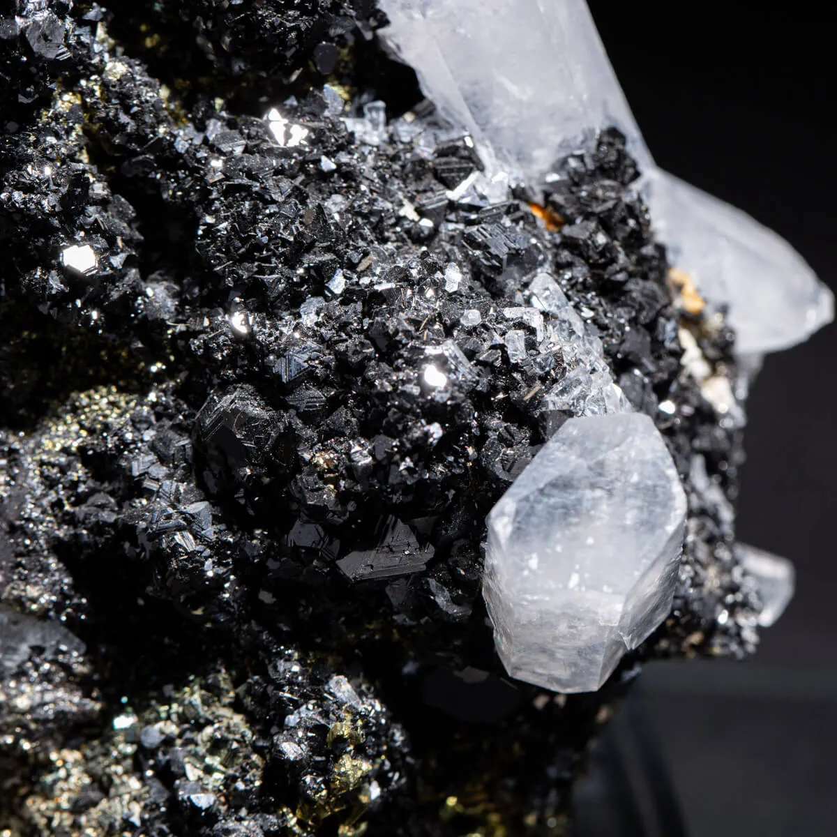 Cristalli esagonali di Calcite su Pirite e Sfalerite