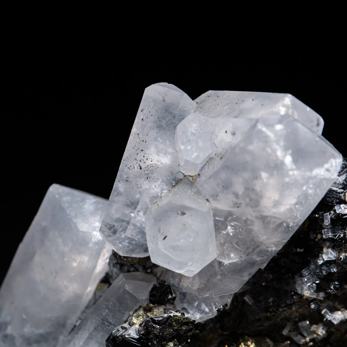Cristalli esagonali di Calcite su Pirite e Sfalerite