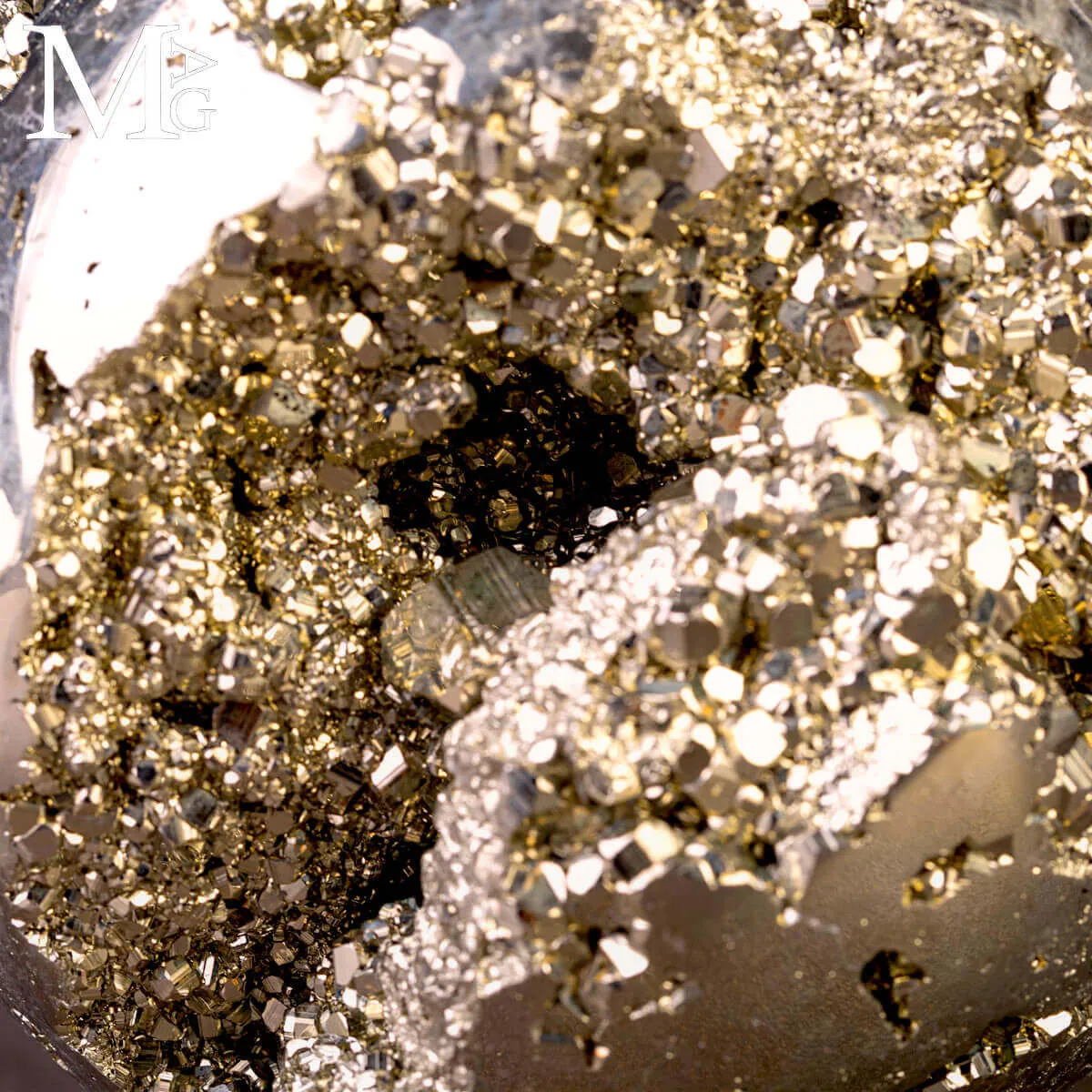 Sfera di Geode di Pirite: Geometria del Metallo Naturale.