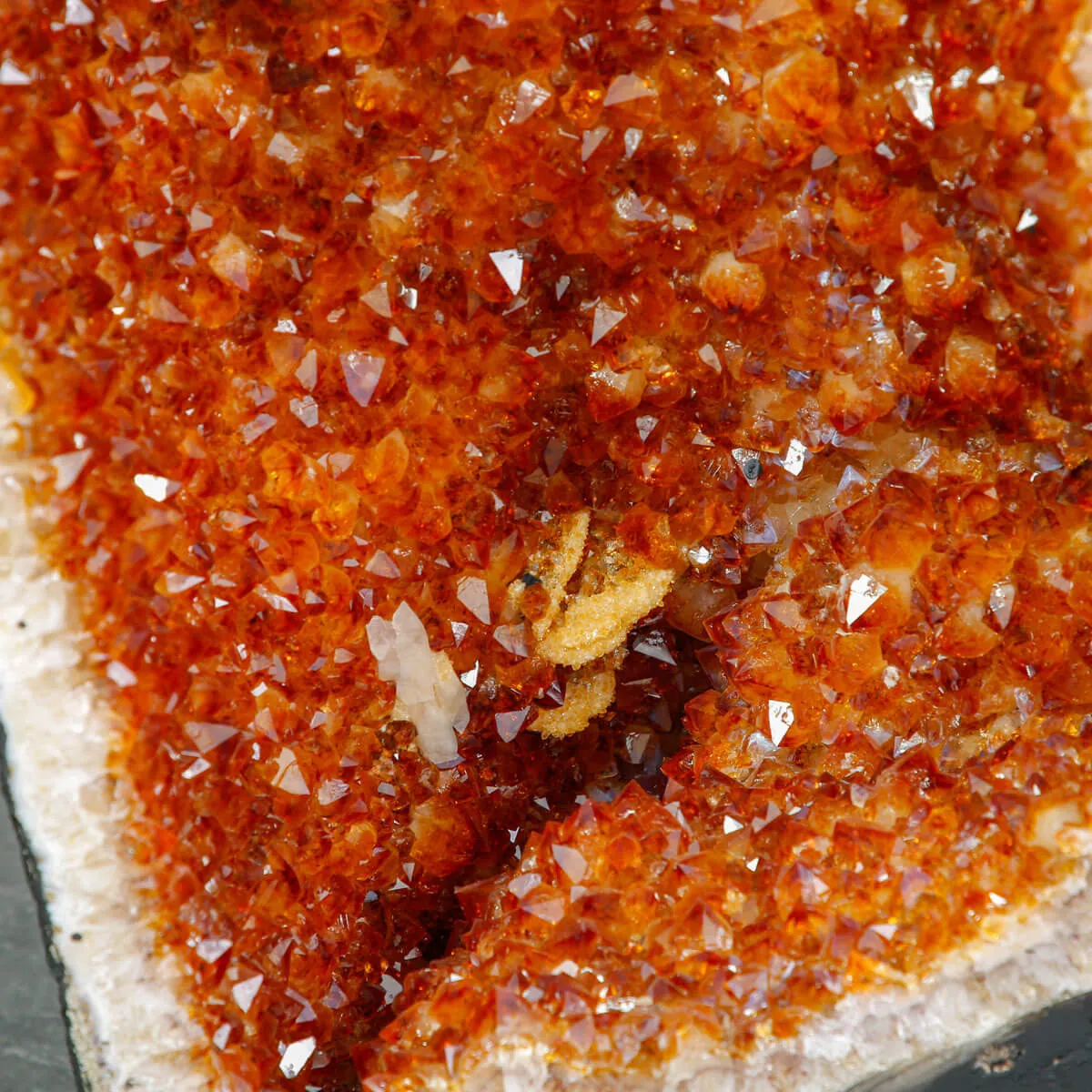 Geode di Citrino Madeira: Un Capolavoro della Natura.
