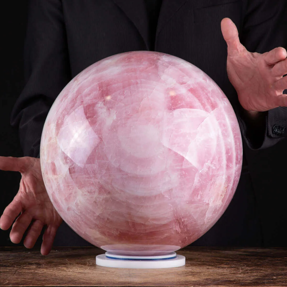 Grande Sfera di Quarzo Rosa: Eleganza e Armonia nell'Interior Design