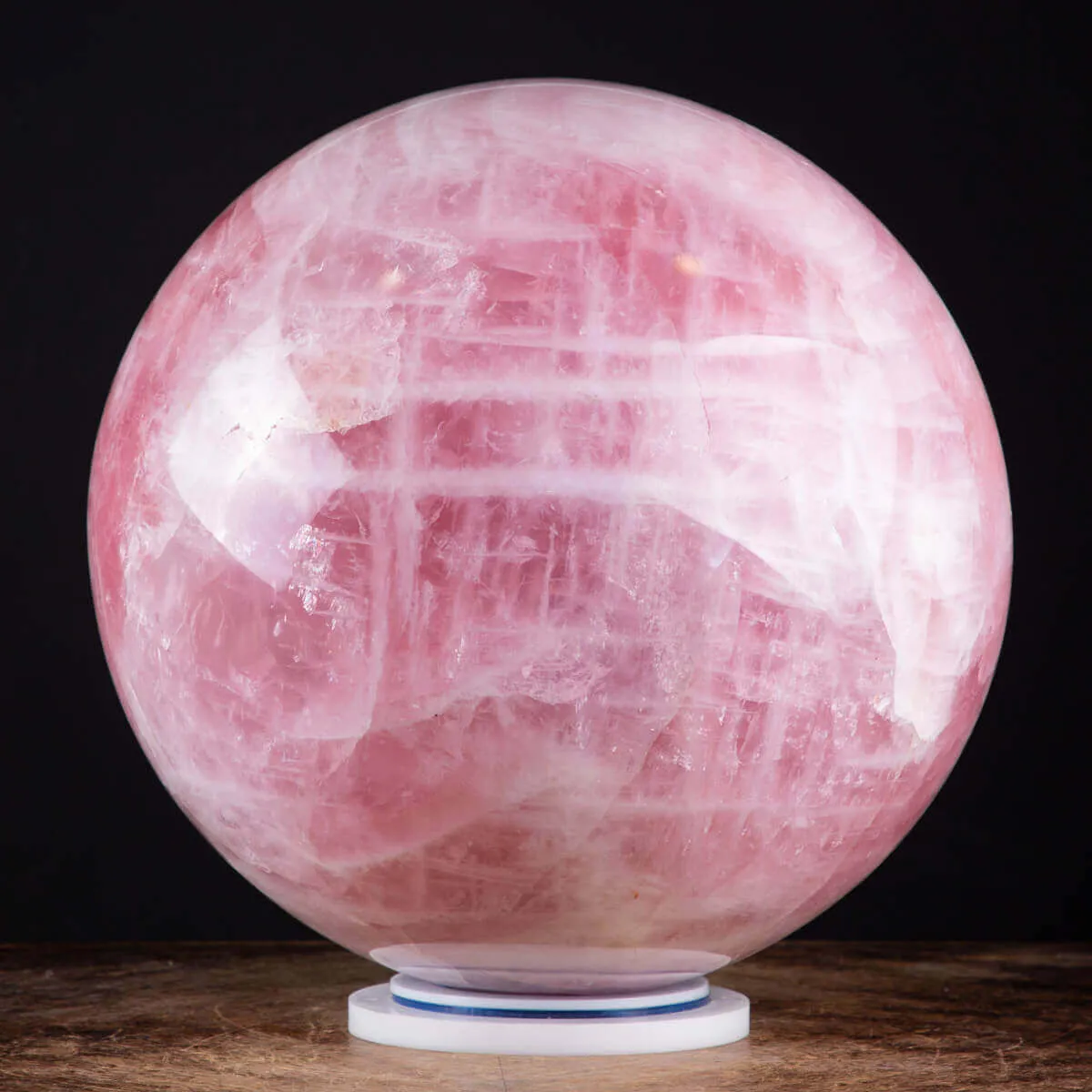 Grande Sfera di Quarzo Rosa: Eleganza e Armonia nell'Interior Design
