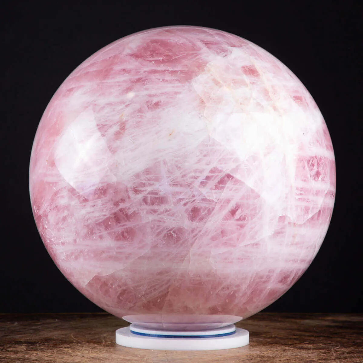 Grande Sfera di Quarzo Rosa: Eleganza e Armonia nell'Interior Design