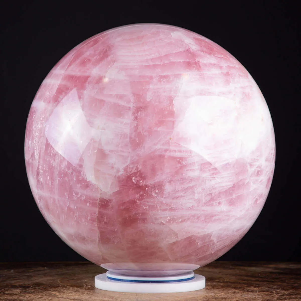 Grande Sfera di Quarzo Rosa: Eleganza e Armonia nell'Interior Design