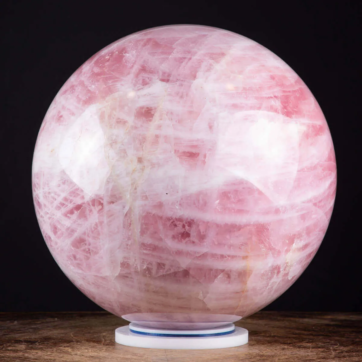 Grande Sfera di Quarzo Rosa: Eleganza e Armonia nell'Interior Design