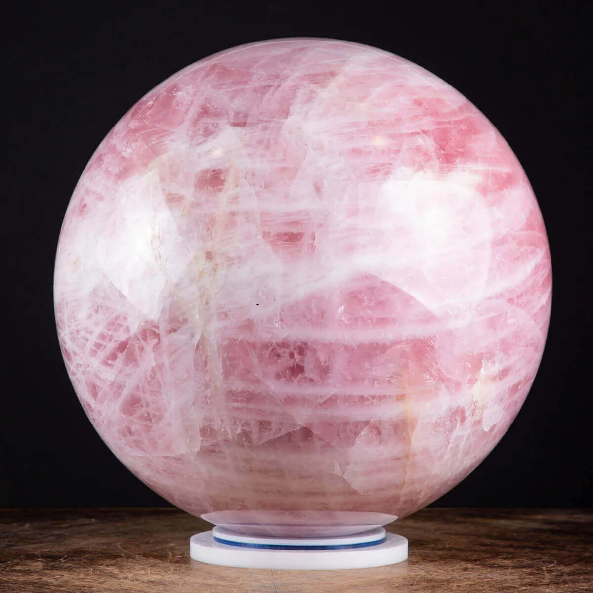 Grande Sfera di Quarzo Rosa: Eleganza e Armonia nell'Interior Design