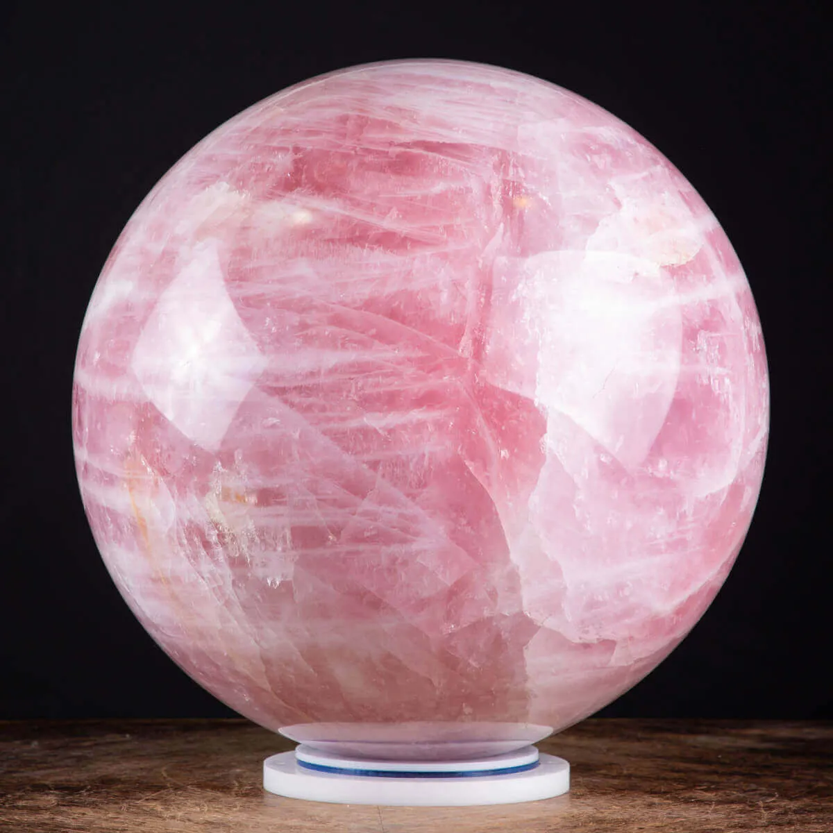 Grande Sfera di Quarzo Rosa: Eleganza e Armonia nell'Interior Design