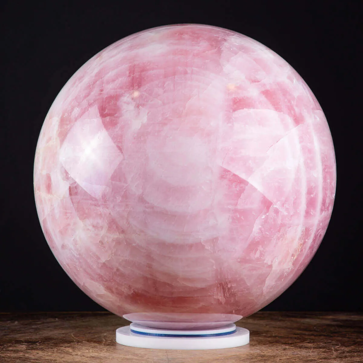 Grande Sfera di Quarzo Rosa: Eleganza e Armonia nell'Interior Design