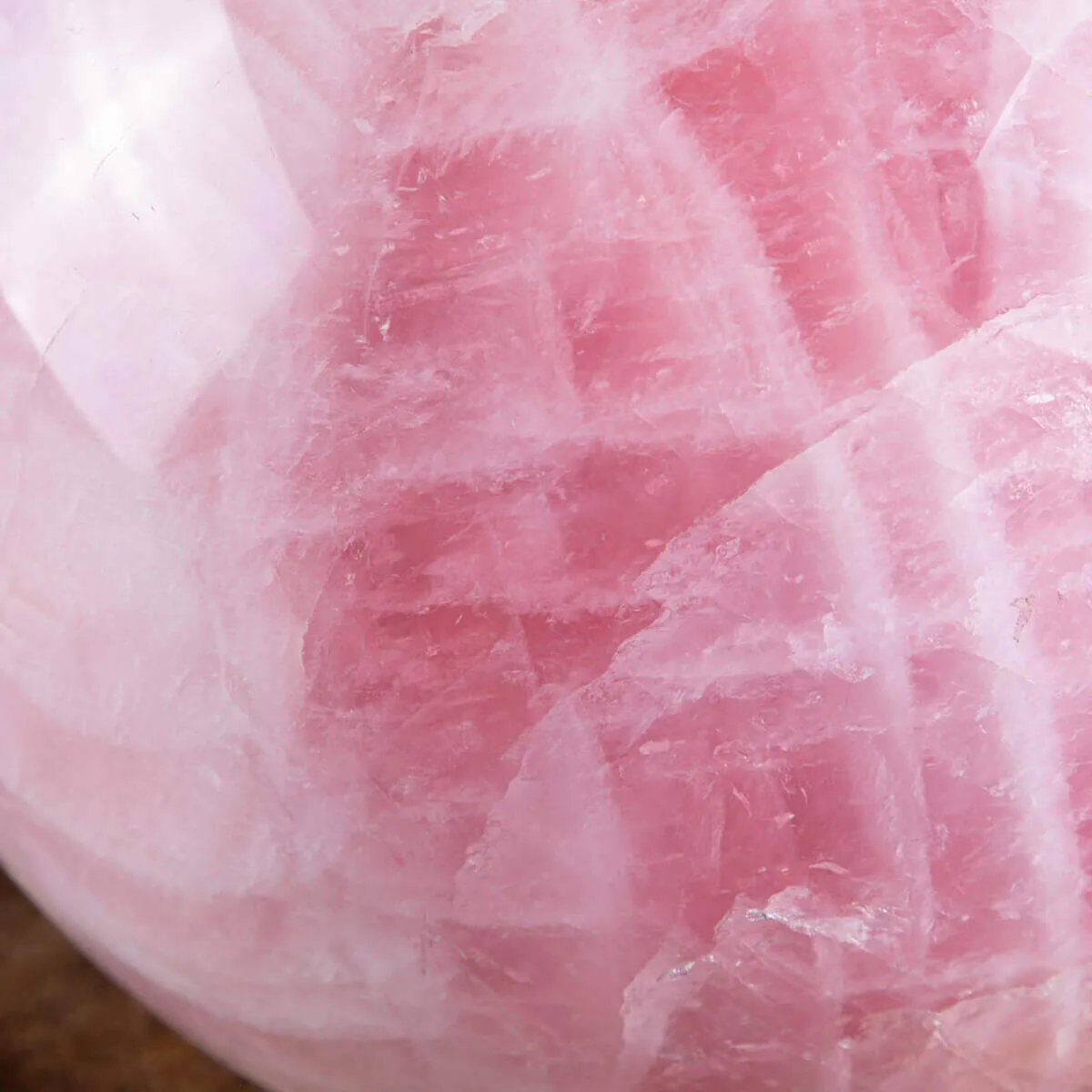 Grande Sfera di Quarzo Rosa: Eleganza e Armonia nell'Interior Design