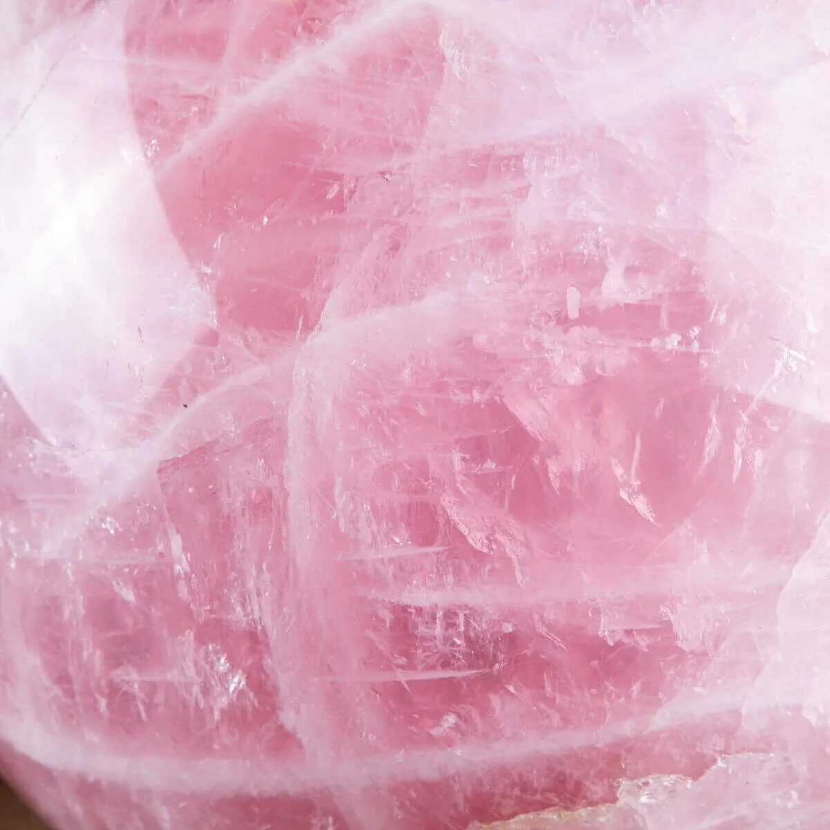 Grande Sfera di Quarzo Rosa: Eleganza e Armonia nell'Interior Design