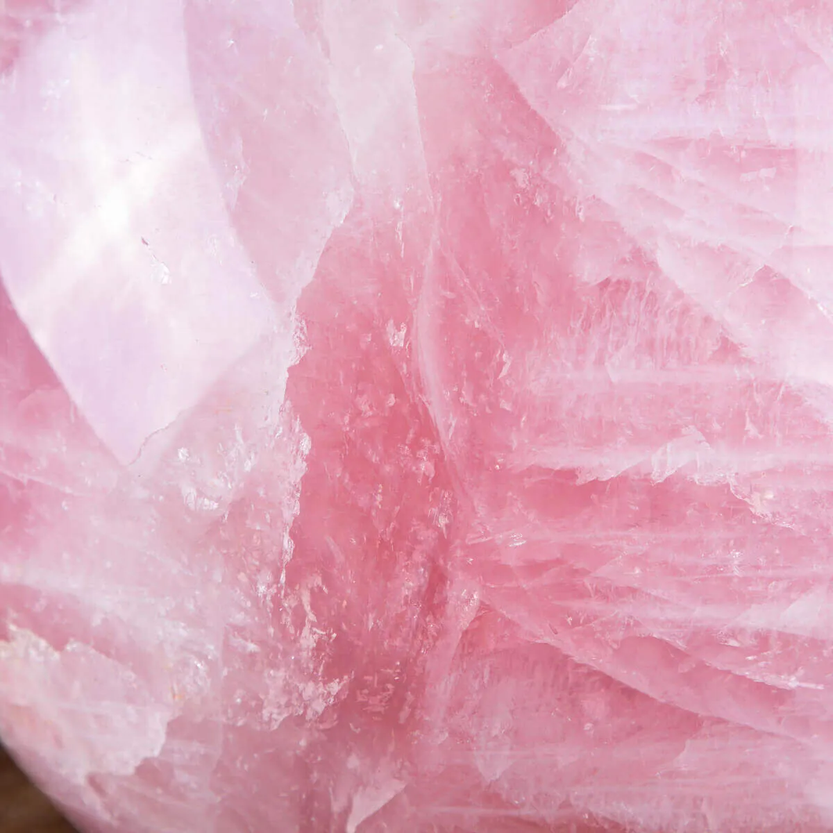 Grande Sfera di Quarzo Rosa: Eleganza e Armonia nell'Interior Design