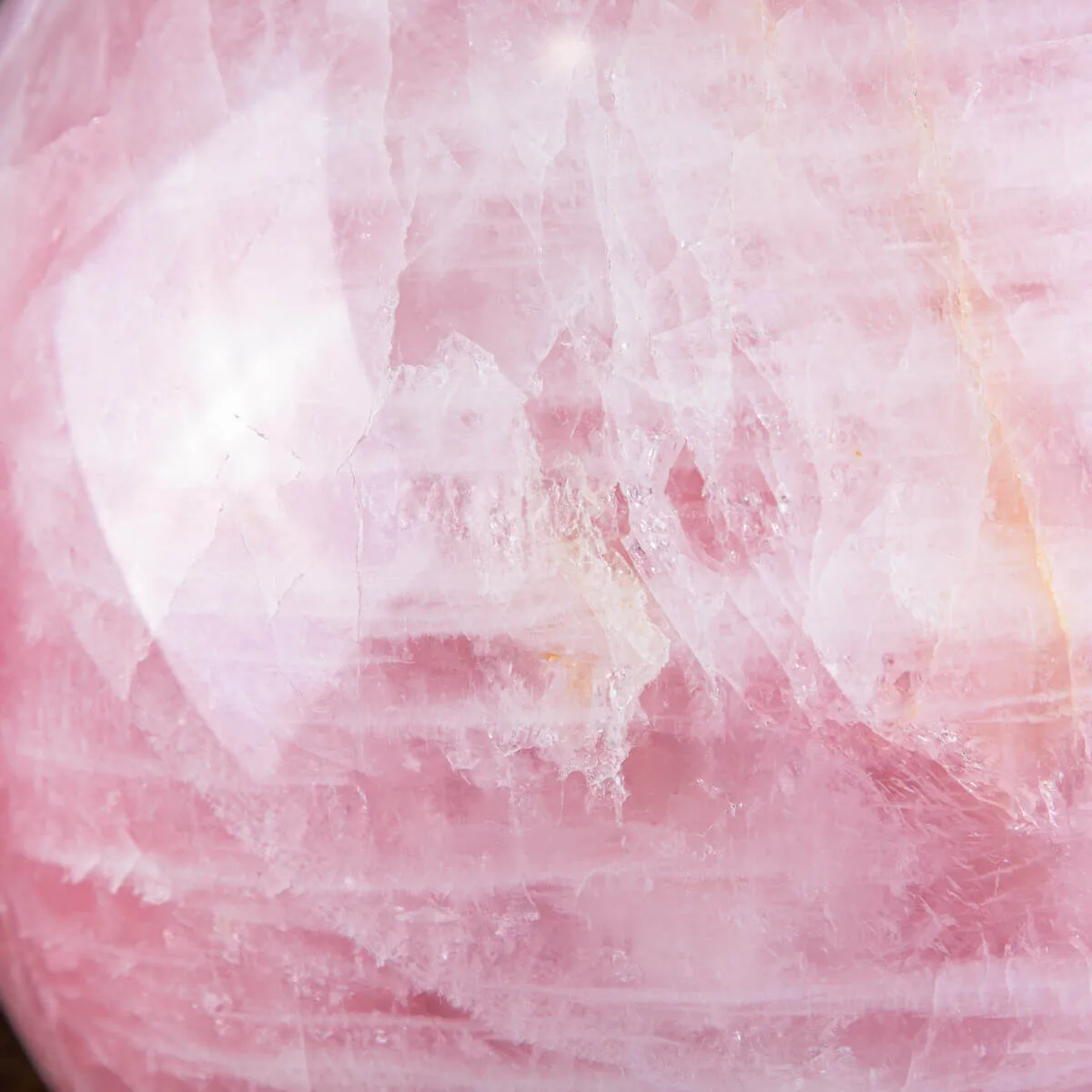 Grande Sfera di Quarzo Rosa: Eleganza e Armonia nell'Interior Design