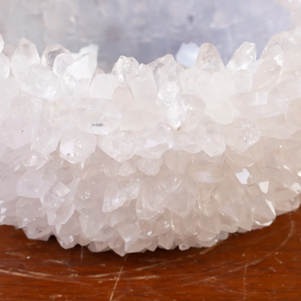Ciotola di cristalli di quarzo: Eleganza dei cristalli.