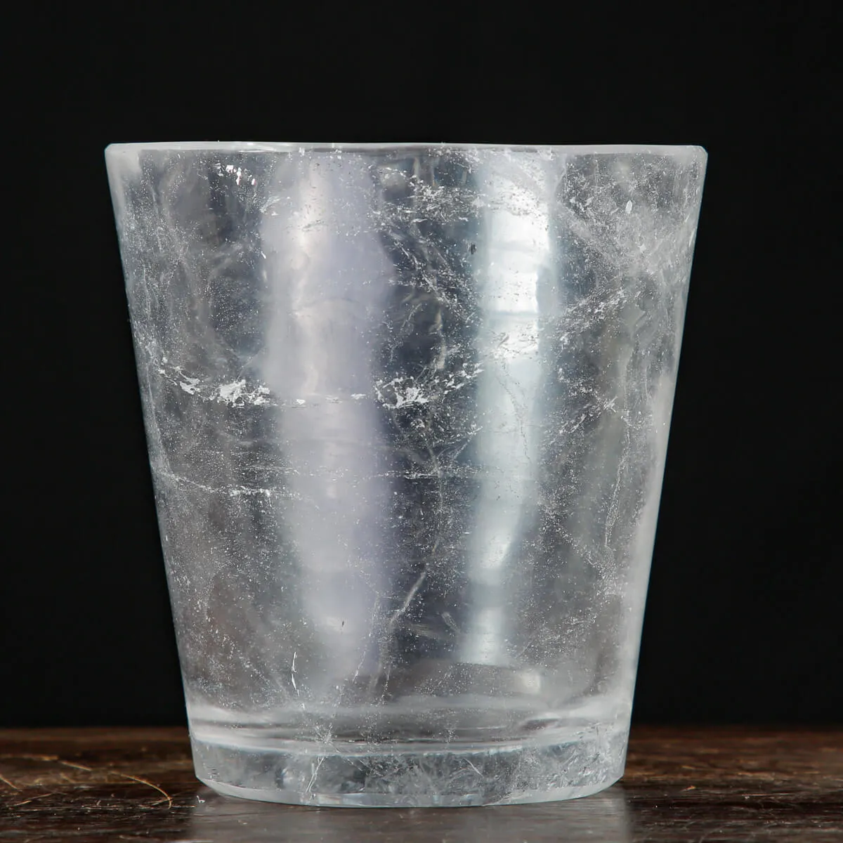 Vaso in cristallo di quarzo trasparente naturale.